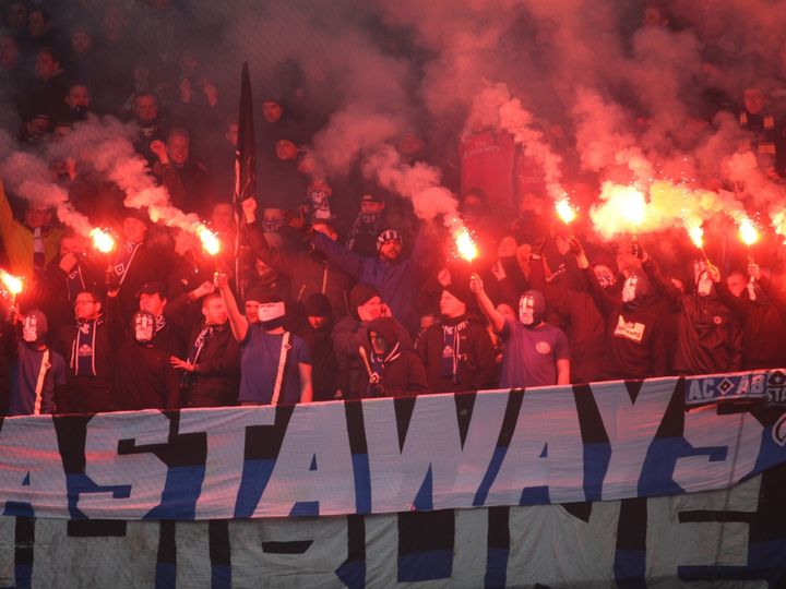 HSV-Fans mit Pyrotechnik